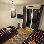 Suiteable Living- Balkon ,sehr leise , nahe dem RB-Stadion, direkte S-Bahn Anbindung , NintendoWii mit Bidschirm , Café Espressokocher inklusive