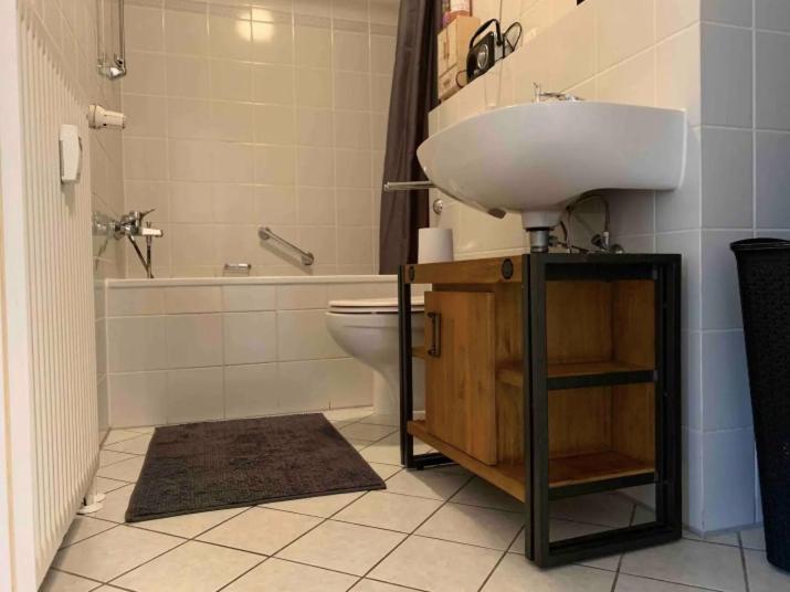 Live Easy With Balcony,netflix, Quiet, Close To Football Stadium, Direct Train Connection, Espresso Maker Apartment *