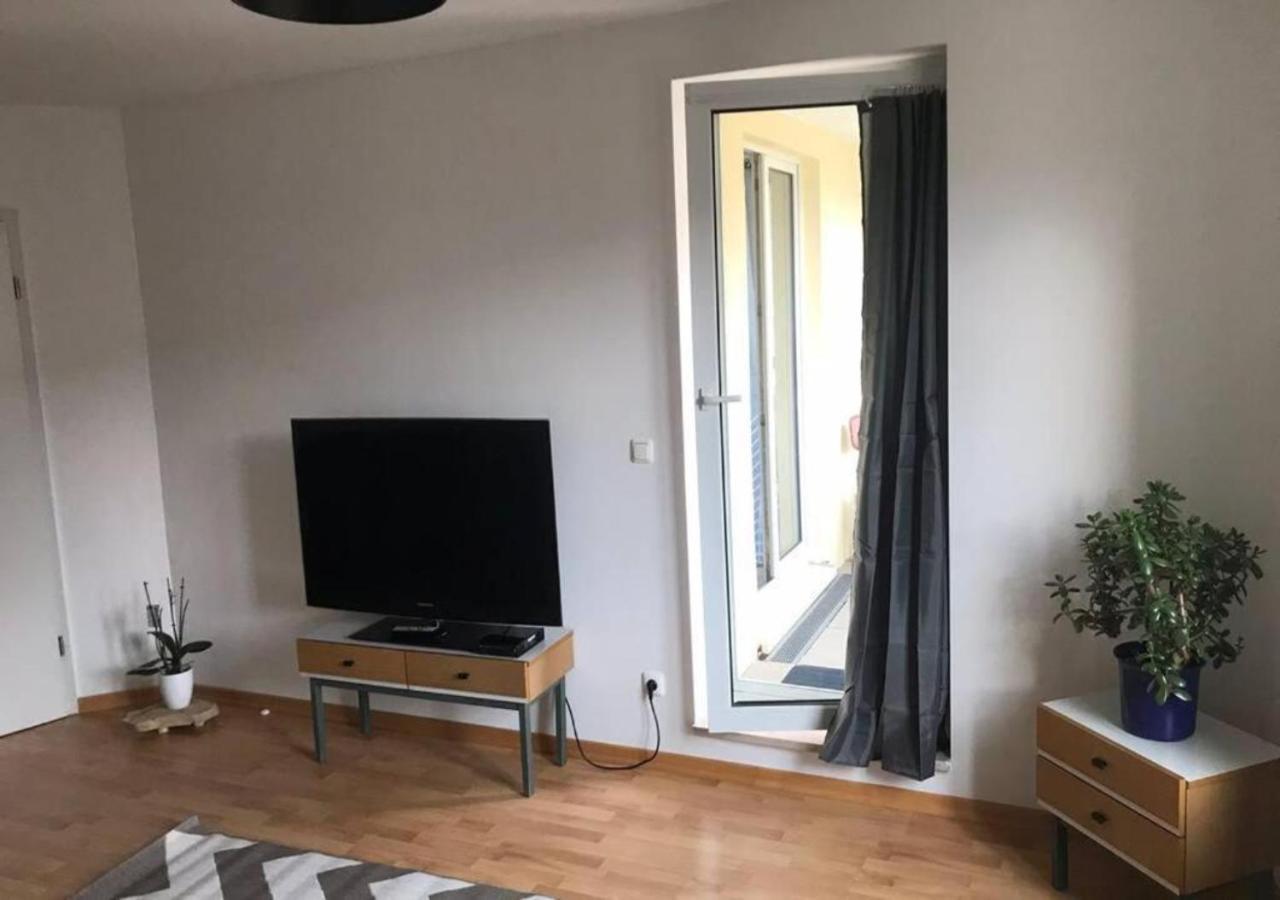 Easy Living Balcony Suite: Football Proximity & Netflix