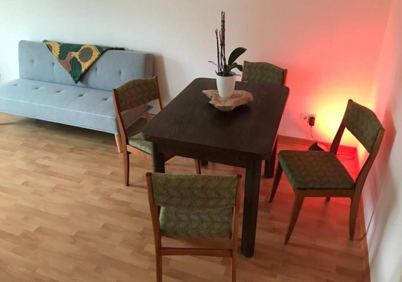 Easy Living Balcony Suite: Football Proximity & Netflix *